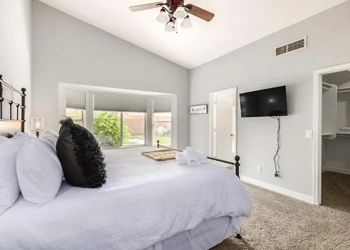 4br W Heated Pool In Prime Location Holiday home